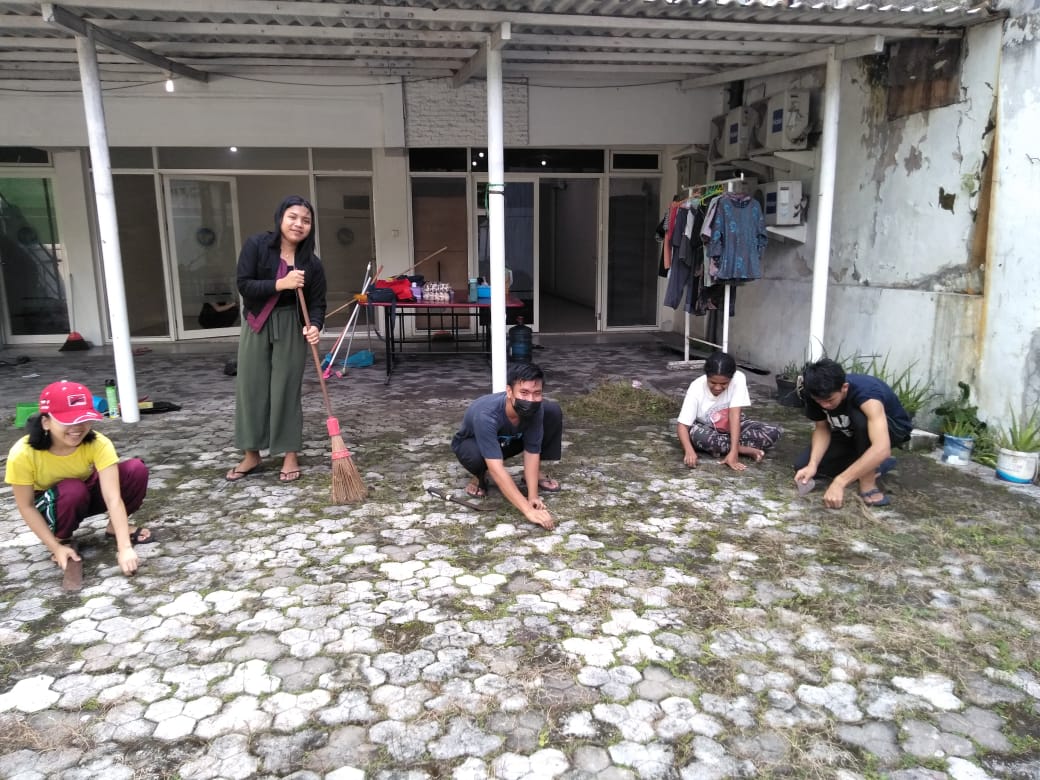Beberapa mahasiswa Angkatan 2022 sedang membersihkan Pastori di Jalan Rajawali Surabaya