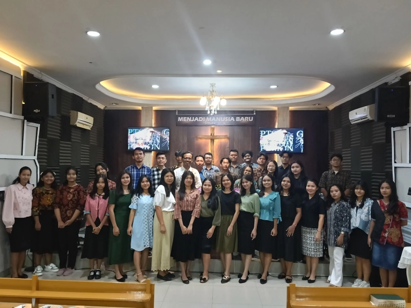 Dokumentasi Foto Bersama Mahasiswa STTIA Bersama Bapak Gembala Dan Kaum Muda-Remaja GPT Sion