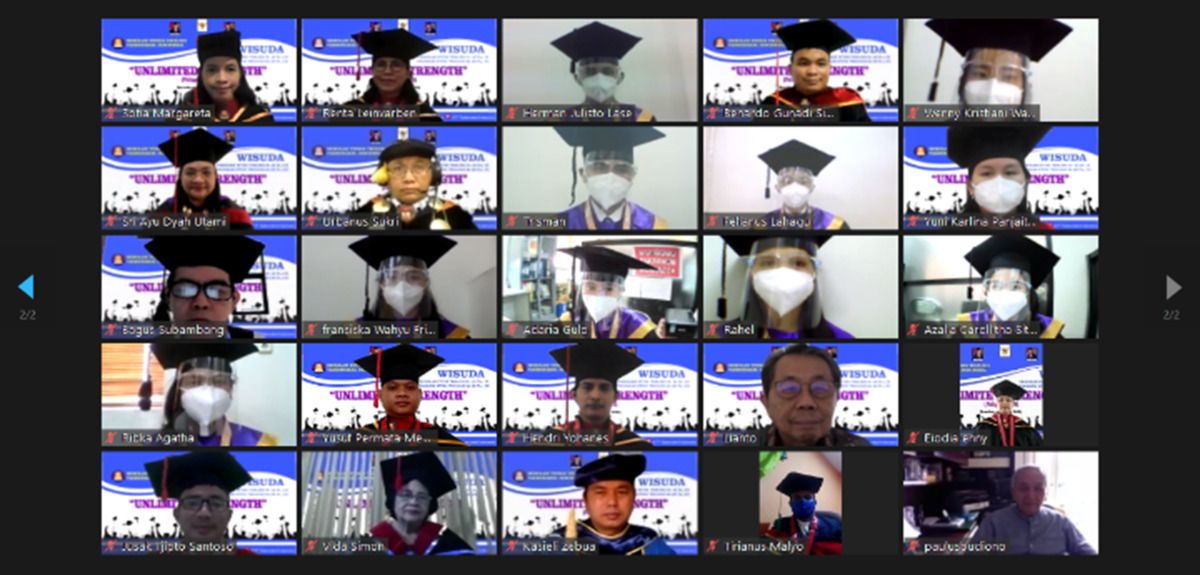Foto Sesi Bersama Usai Acara Wisuda