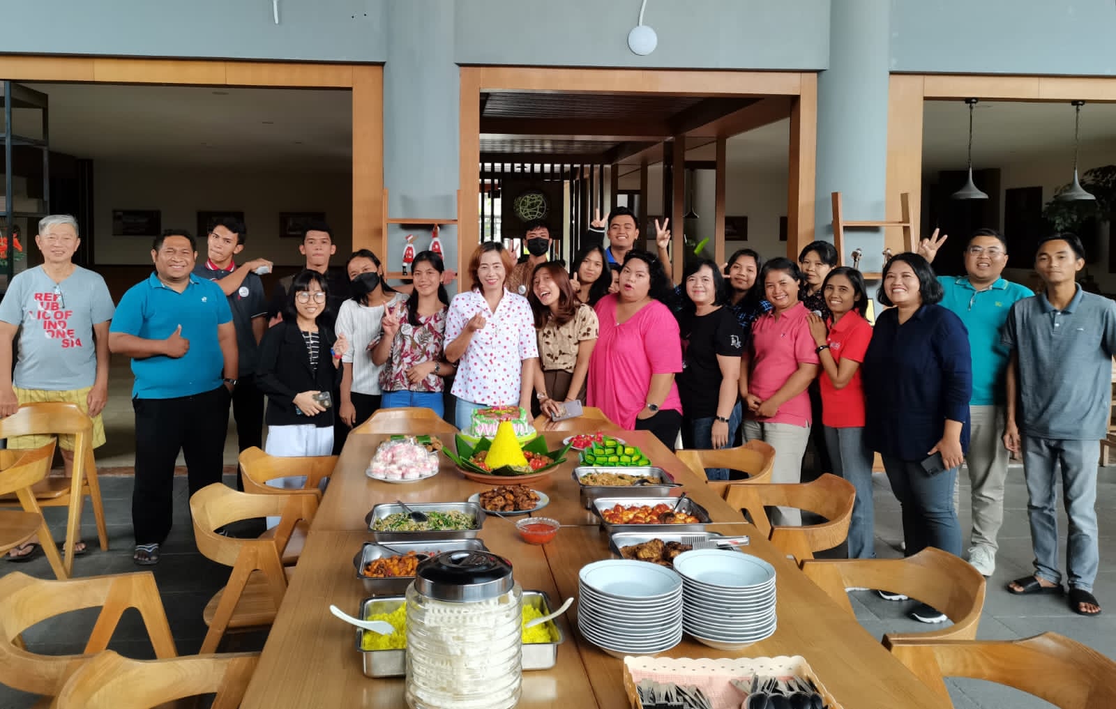 Mahasiswa Angkatan 2022 berfoto bersama dengan Tim EE Center Malang