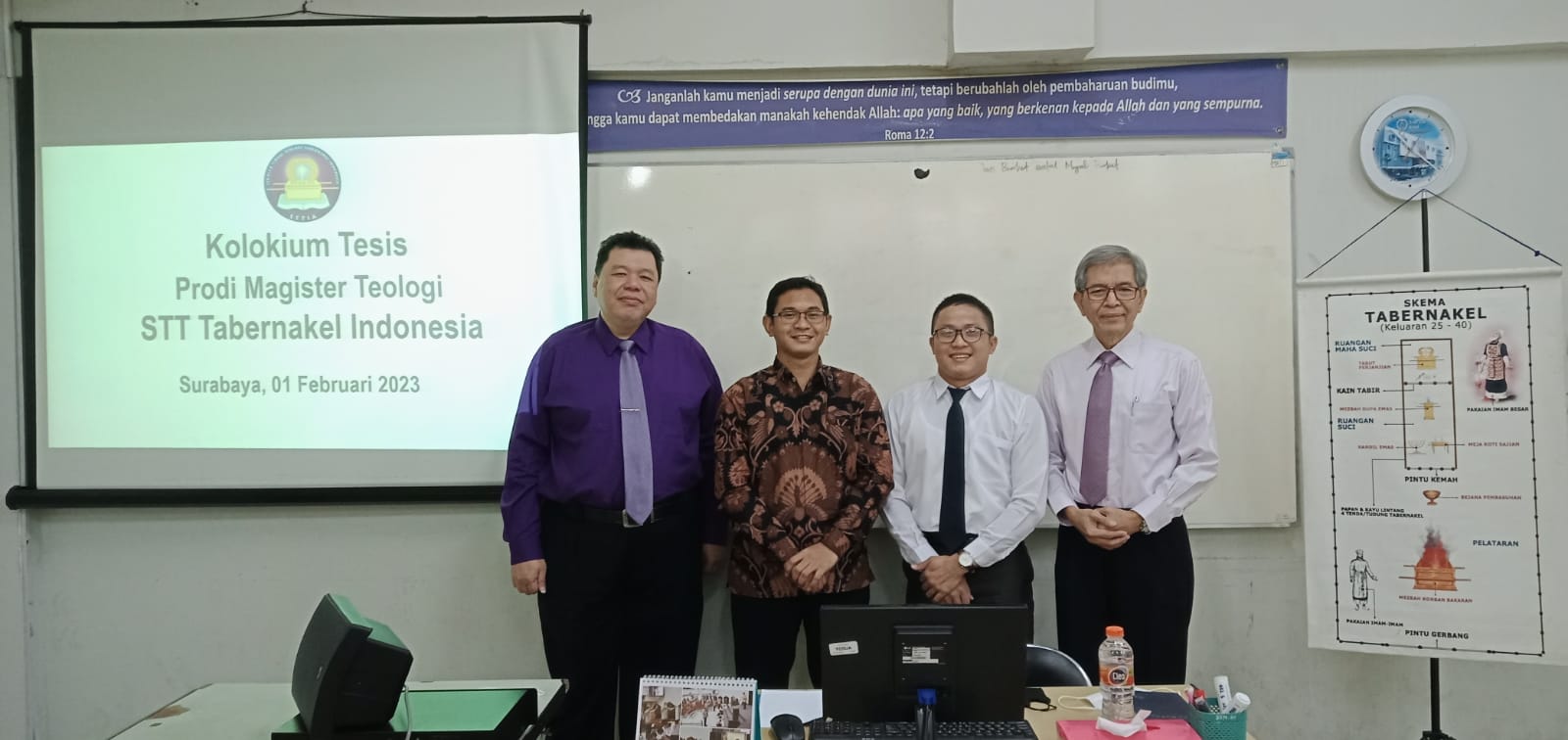 Mahasiswa Magister Teologi dua dari kanan foto bersama Dewan Penguji