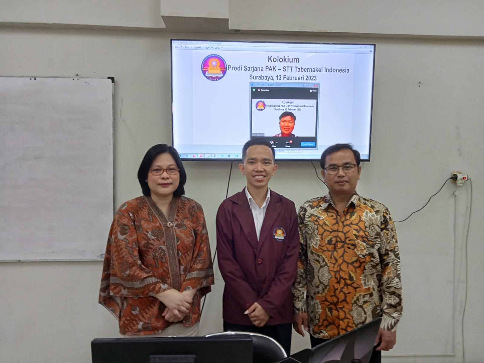 Mahasiswa Sarjana PAK berfoto bersama Dewan Penguji seusai mengikuti Sidang Kolokium Skripsi secara Hybrid