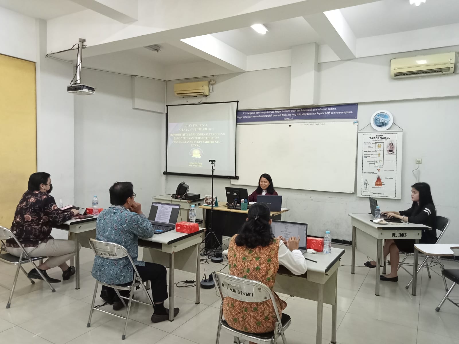 Mahasiswa Sarjana Teologi sedang mengikuti Sidang Kolokium Skripsi jpeg