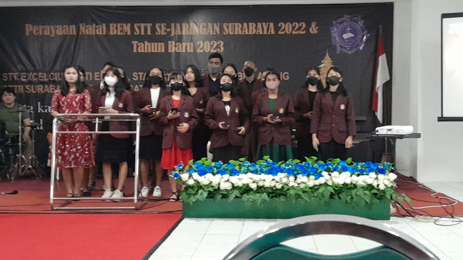 Perwakilan mahasiswa STT Tabernakel Indonesia sedang mempersembahkan pujian di Natal STT Se Jaringan Surabaya pada Sabtu 28 Januari 2023