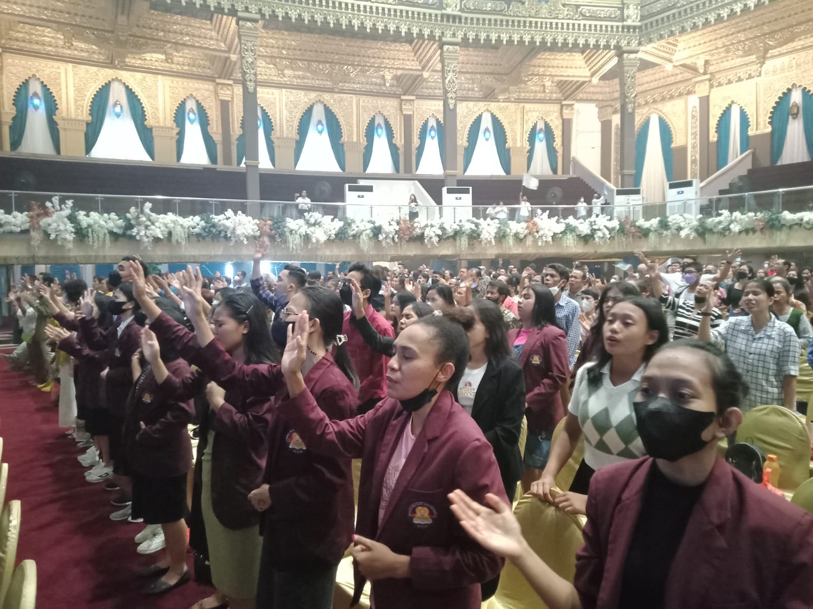 Perwakilan mahasiswa STT Tabernakel Indonesia sedang mengikuti Ibadah Indonesia Menyembah di UNESA pada Minggu 5 Februari 2023