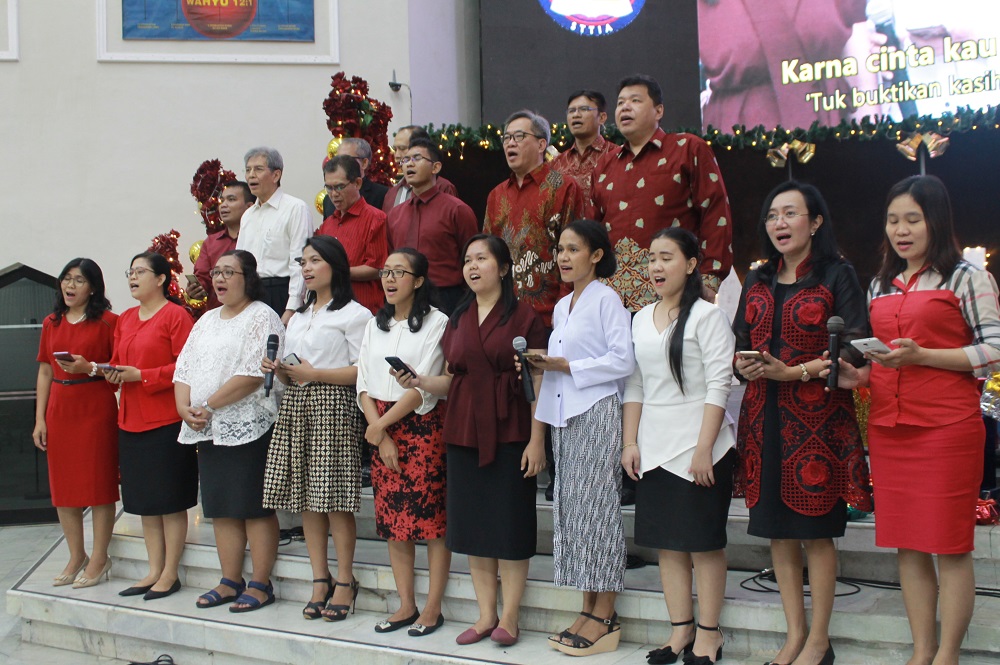 Pimpinan dan Staf mempersembahkan pujian dalam acara Natal STT Tabernakel Indonesia