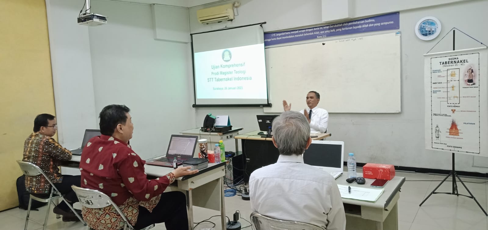 Salah seorang mahasiswa Program Magister Teologi sedang mengikuti Ujian Komprehensif