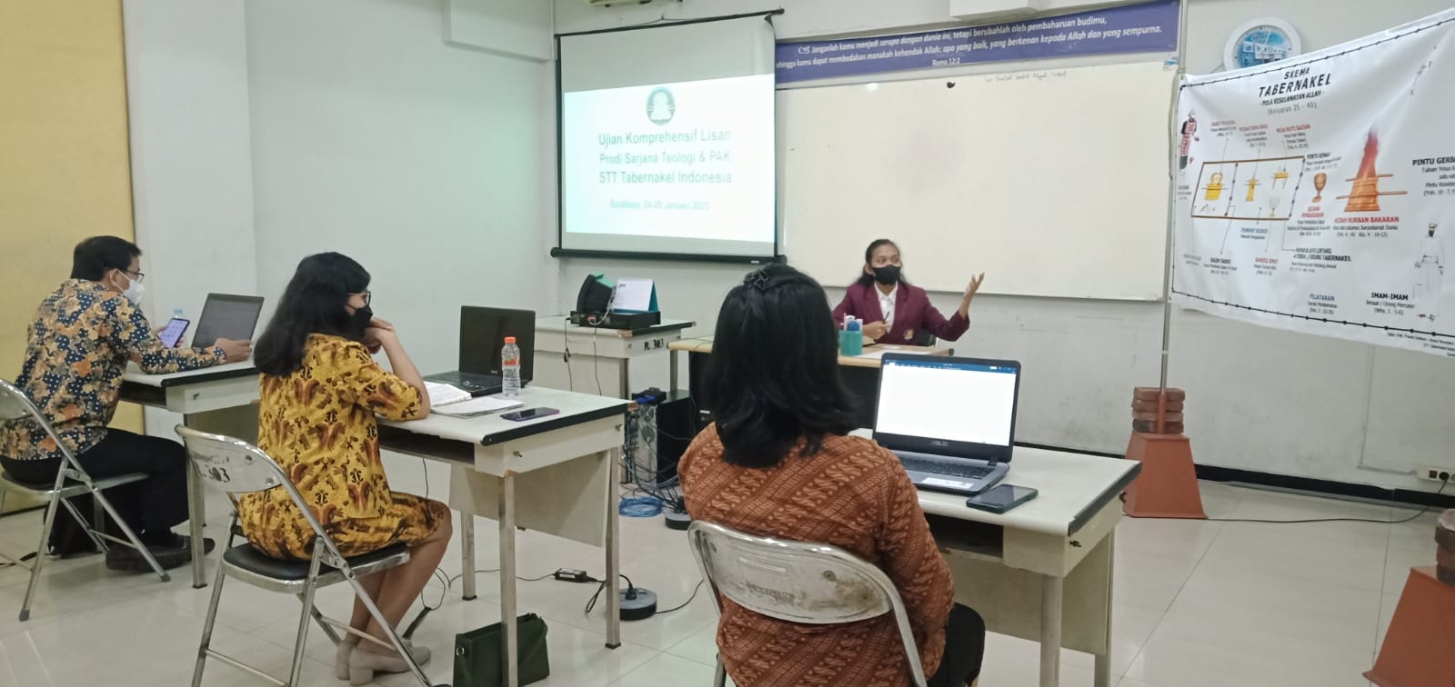 Salah seorang mahasiswa Program Studi Sarjana Pendidikan Agama Kristen sedang mengikuti Ujian Komprehensif