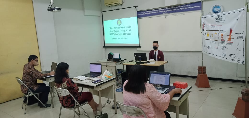 Salah seorang mahasiswa Program Studi Sarjana Pendidikan Agama Kristen sedang mengikuti Ujian Komprehensifjpeg