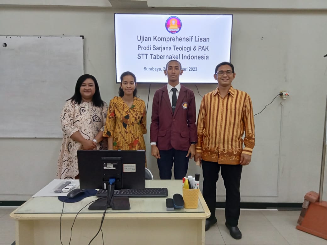 Salah seorang mahasiswa Program Studi Sarjana Teologi foto bersama Dewan Penguji setelah mengikuti Ujian Komprehensif