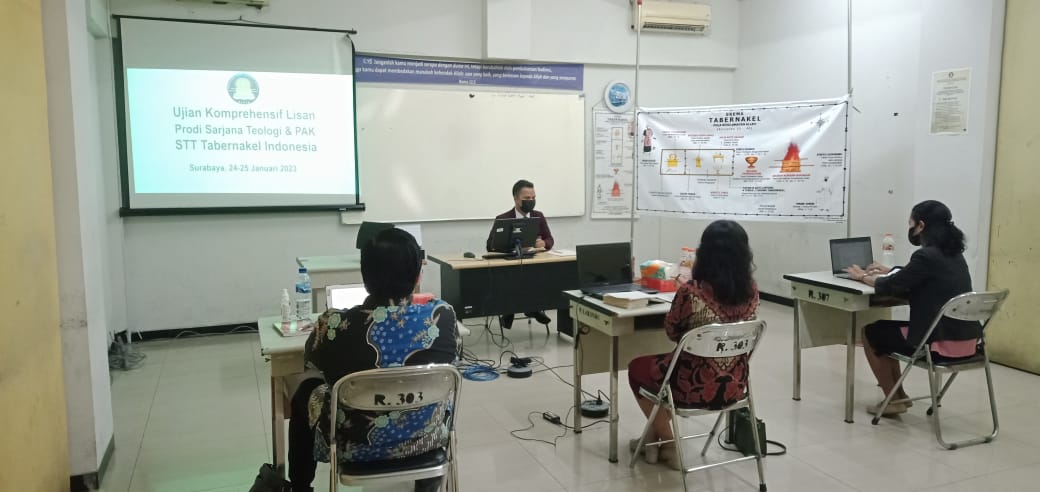 Salah seorang mahasiswa Program Studi Sarjana Teologi sedang mengikuti Ujian Komprehensif