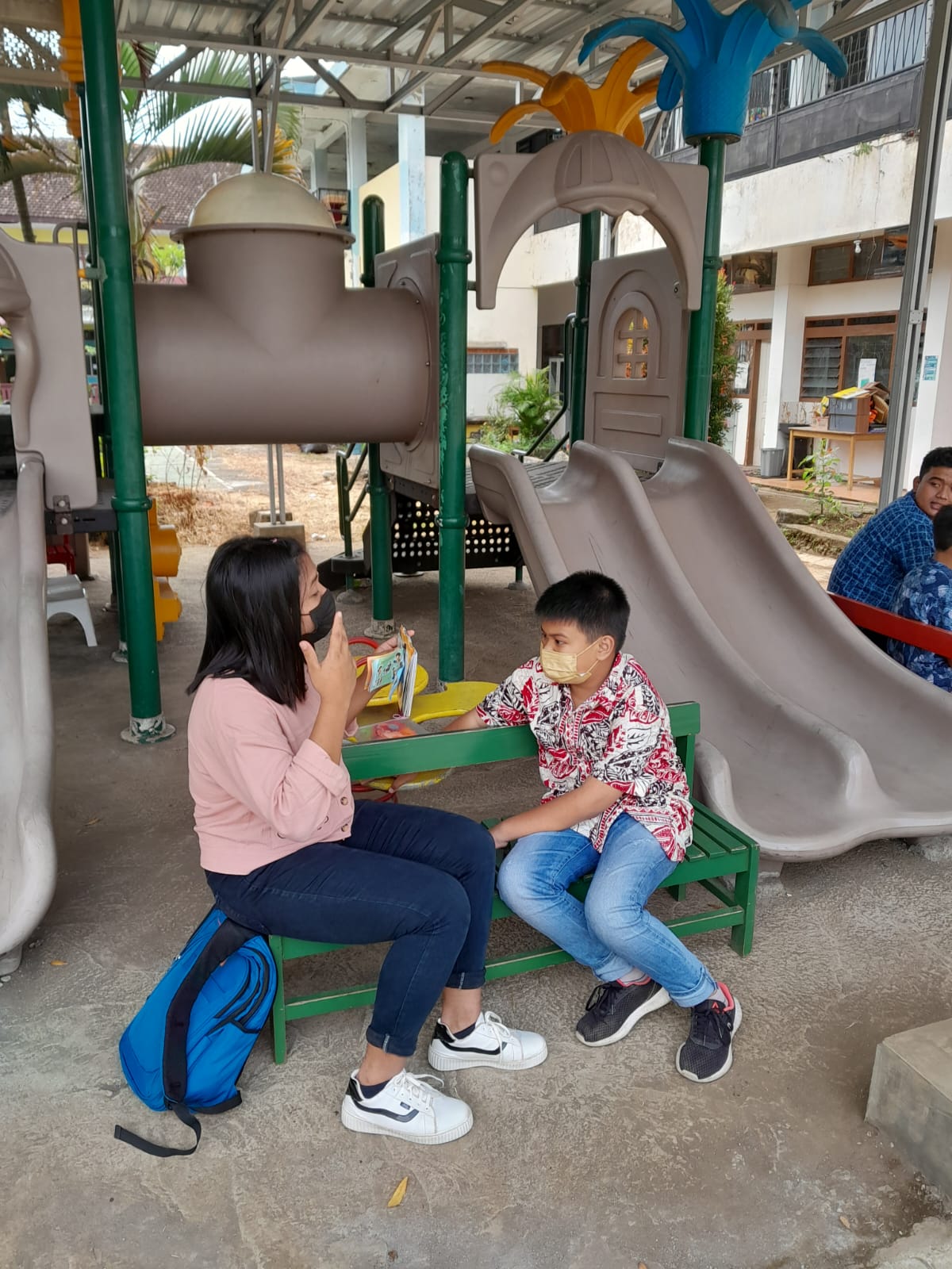 Salah seorang mahasiswi Angkatan 2022 sedang praktek menyampaikan Injil kepada murid dari salah satu Sekolah Dasar di Malang