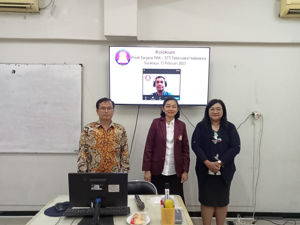 Setelah mengikuti Sidang Kolokium Sarjana PAK secara Hybrid mahasiswa foto bersama Dewan Penguji