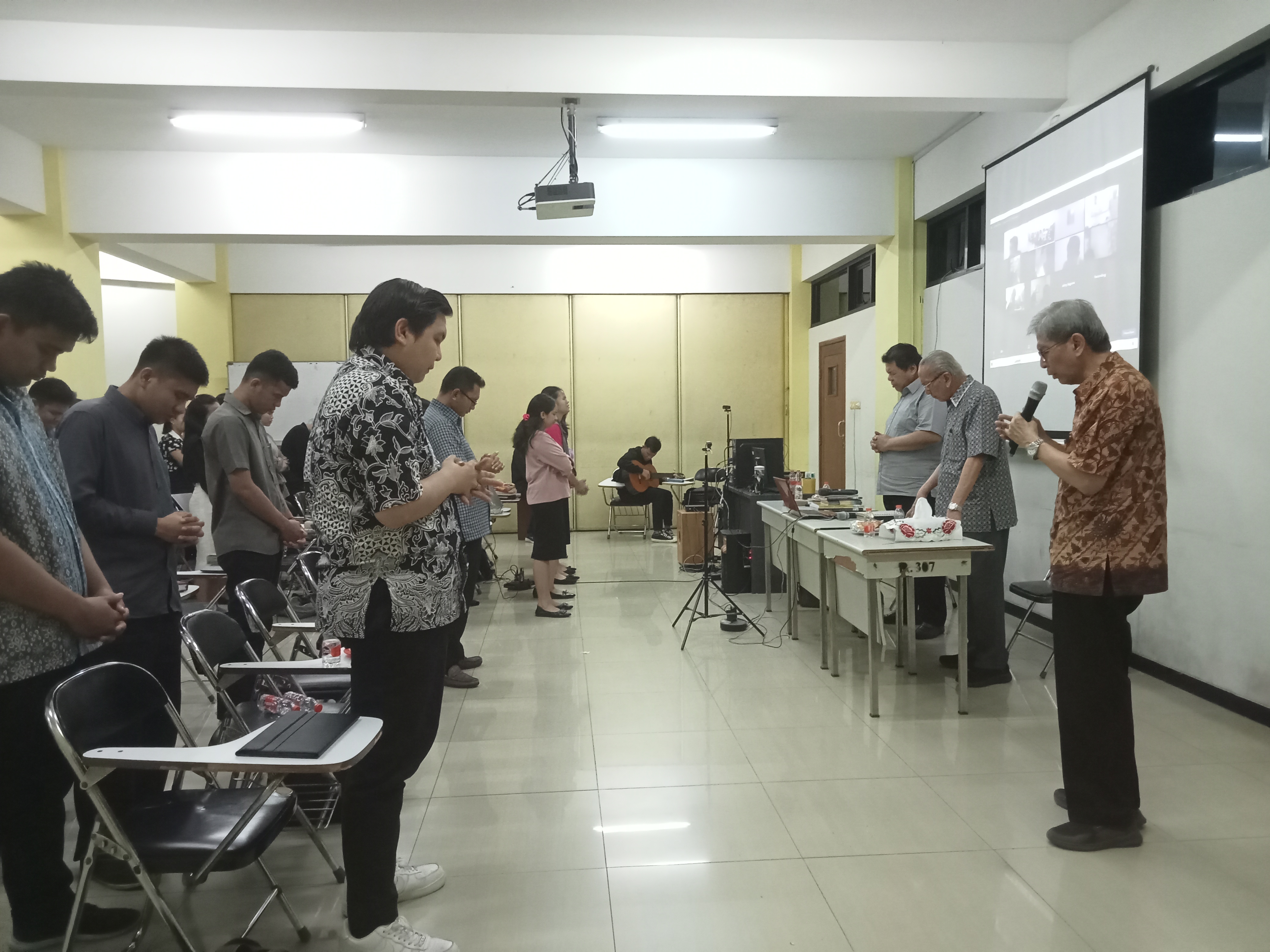 Dokumentasi Doa Penutup Kelas Teologi Tabernakel oleh Bp. Dr. Ir. Jusak Pundiono Wonoadi M