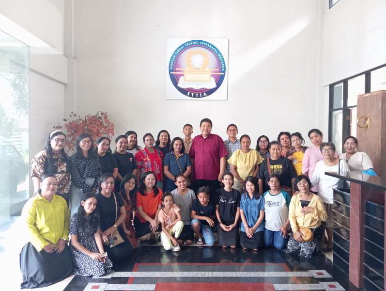 Dokumentasi foto bersama Pimpinan, beberapa staf STT Tabernakel Indonesia dan Kaum Wanita GPT Kristus Ajaib Ambon.